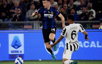 Juventus' Brazilian defender Danilo (R) attempts to tackle Inter Milan's Croatian midfielder Ivan Perisic during the Italian Cup (Coppa Italia) final football match between Juventus and Inter on May 11, 2022 at the Olympic stadium in Rome. (Photo by Filippo MONTEFORTE / AFP) (Photo by FILIPPO MONTEFORTE/AFP via Getty Images)