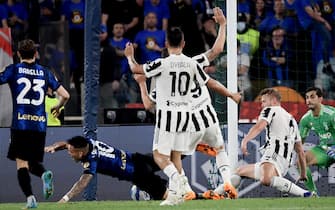 Inter Milan's Argentine forward Lautaro Martinez (Bottom L) falls after being fouled in the penalty area during the Italian Cup (Coppa Italia) final football match between Juventus and Inter on May 11, 2022 at the Olympic stadium in Rome. (Photo by Filippo MONTEFORTE / AFP) (Photo by FILIPPO MONTEFORTE/AFP via Getty Images)