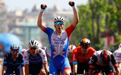 Giro d'Italia 2022, il francese Demare vince la tappa Catania-Messina