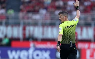 MILAN, ITALY - MAY 15: Daniele Orsato (Official Referee) gestures during the Serie A match between AC Milan and Atalanta BC at Stadio Giuseppe Meazza on May 15, 2022 in Milan, Italy. (Photo by Sportinfoto/vi/DeFodi Images via Getty Images)