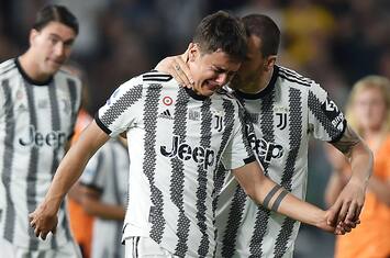 Dybala, addio alla Juventus: esce dallo Stadium in lacrime. VIDEO