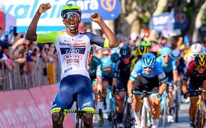 Giro d'Italia, Girmay si ritira: occhio colpito da tappo spumante