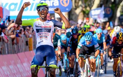 Giro d'Italia, Girmay si ritira: occhio colpito da tappo spumante