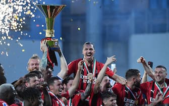 AC Milan's Swedish forward Zlatan Ibrahimovic (C) and teammates celebrate with the winner's trophy after AC Milan won the Italian Serie A football match between Sassuolo and AC Milan, securing the "Scudetto" championship on May 22, 2022 at the Mapei - Citta del Tricolore stadium in Sassuolo. (Photo by Tiziana FABI / AFP) (Photo by TIZIANA FABI/AFP via Getty Images)