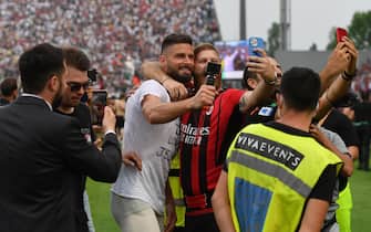 REGGIO NELL'EMILIA, ITALY - MAY 22: Olivier Giroud of AC Milan celebrates winning the Serie A title with fans following victory in the Serie A match between US Sassuolo and AC Milan at Mapei Stadium - Citta' del Tricolore on May 22, 2022 in Reggio nell'Emilia, Italy. (Photo by Chris Ricco/Getty Images)