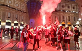 AC Milan fans celebrate in Galleria Vittorio Emanuele II in downtown Milan after AC Milan won the 2022 Italian Serie A "Scudetto" championship, on May 22, 2022. (Photo by MIGUEL MEDINA / AFP) (Photo by MIGUEL MEDINA/AFP via Getty Images)