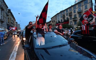 AC Milan fans celebrate in downtown Milan after AC Milan won the 2022 Italian Serie A "Scudetto" championship, on May 22, 2022. (Photo by MIGUEL MEDINA / AFP) (Photo by MIGUEL MEDINA/AFP via Getty Images)