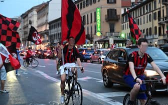 AC Milan fans celebrate in downtown Milan after AC Milan won the 2022 Italian Serie A "Scudetto" championship, on May 22, 2022. (Photo by Miguel MEDINA / AFP) (Photo by MIGUEL MEDINA/AFP via Getty Images)