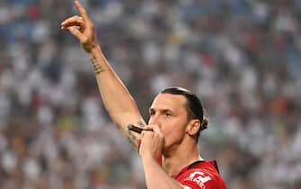 REGGIO NELL'EMILIA, ITALY - MAY 22: Zlatan Ibrahimovic of AC Milan celebrates with a cigar after their side finished the season as Serie A champions during the Serie A match between US Sassuolo and AC Milan at Mapei Stadium - Citta' del Tricolore on May 22, 2022 in Reggio nell'Emilia, Italy. (Photo by Chris Ricco/Getty Images)