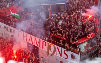 MILANO Festa del Milan per la vincita del 19° scudetto, partenza del bus con i giocatori MILANO – Festa del Milan per la vincita del 19° scudetto, partenza del bus con i giocatori (MILANO - 2022-05-23, Massimo Alberico) p.s. la foto e' utilizzabile nel rispetto del contesto in cui e' stata scattata, e senza intento diffamatorio del decoro delle persone rappresentate