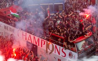 MILANO &#x96; Festa del Milan per la vincita del 19° scudetto, partenza del bus con i giocatori (MILANO - 2022-05-23, Massimo Alberico) p.s. la foto e' utilizzabile nel rispetto del contesto in cui e' stata scattata, e senza intento diffamatorio del decoro delle persone rappresentate