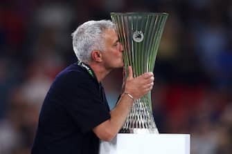 TIRANA, ALBANIA - MAY 25: Jose Mourinho, Head Coach of AS Roma celebrates with the UEFA Europa Conference League Trophy after their sides victory in the UEFA Conference League final match between AS Roma and Feyenoord at Arena Kombetare on May 25, 2022 in Tirana, Albania. (Photo by Alex Pantling/Getty Images)