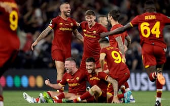 TIRANA, ALBANIA - MAY 25: (L-R) Jordan Veretout of AS Roma, Leonardo Spinazzola of AS Roma, Lorenzo Pellegrini of AS Roma, Marash Kumbulla of AS Roma, Stephan El Shaarawy of AS Roma, Carles Perez of AS Roma celebrate the victory during the Conference League  match between AS Roma v Feyenoord at the Air Albania Stadium on May 25, 2022 in Tirana Albania (Photo by Rico Brouwer/Soccrates/Getty Images)