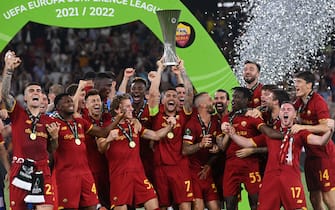 TIRANA, ALBANIA - MAY 25: Lorenzo Pellegrini of AS Roma lifts the UEFA Europa Conference League Trophy after their sides victory during the UEFA Conference League final match between AS Roma and Feyenoord at Arena Kombetare on May 25, 2022 in Tirana, Albania. (Photo by Tullio Puglia - UEFA/UEFA via Getty Images)