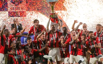 REGGIO NELL'EMILIA, ITALY - MAY 22: AC Milan celebrate with the scudetto following the Serie A match between US Sassuolo and AC Milan at Mapei Stadium - Citta' del Tricolore on May 22, 2022 in Reggio nell'Emilia, Italy. (Photo by Jonathan Moscrop/Getty Images)