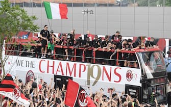AC Milan players parade with the Scudetto Trophy on a double decker bus in Milan, on May 23, 2022 one day after AC Milan won the 2022 Italian Serie A "Scudetto" championship. - AC Milan won the Italian Serie A football match between Sassuolo and AC Milan, securing the "Scudetto" championship. (Photo by Piero CRUCIATTI / AFP) (Photo by PIERO CRUCIATTI/AFP via Getty Images)