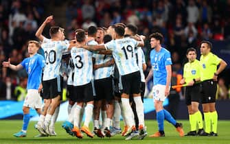 LONDON, ENGLAND - JUNE 01: Players of Argentina celebrate their sides victory after the final whistle of the 2022 Finalissima match between Italy and Argentina at Wembley Stadium on June 01, 2022 in London, England. (Photo by Clive Rose/Getty Images)