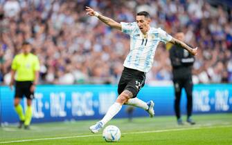 LONDON, ENGLAND - JUNE 01: Angel Di Maria of Argentina controls the ball during the Finalissima 2022 match between Italy and Argentina at Wembley Stadium on June 1, 2022 in London, England. (Photo by Alex Gottschalk/DeFodi Images via Getty Images)