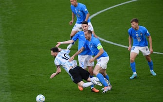 LONDON, ENGLAND - JUNE 01: Lionel Messi of Argentina is challenged by Jorginho and Giorgio Chiellini of Italy during the 2022 Finalissima match between Italy and Argentina at Wembley Stadium on June 01, 2022 in London, England. (Photo by Justin Setterfield/Getty Images)