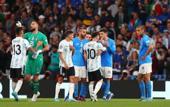 LONDON, ENGLAND - JUNE 01: Lionel Messi of Argentina confronts Giovanni Di Lorenzo of Italy during the 2022 Finalissima match between Italy and Argentina at Wembley Stadium on June 01, 2022 in London, England. (Photo by Alex Pantling/Getty Images)