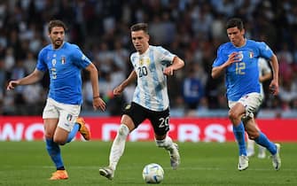 Argentina's midfielder Giovani Lo Celso (C) vies with Italy's midfielder Manuel Locatelli (L) and Italy's midfielder Matteo Pessina (R) during the 'Finalissima' International friendly football match between Italy and Argentina at Wembley Stadium in London on June 1, 2022. - The Azzurri face the South American continental champions in the inaugural Finalissima at Wembley. (Photo by Glyn KIRK / AFP) (Photo by GLYN KIRK/AFP via Getty Images)