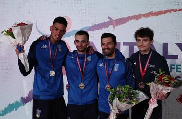 epa10020901 (L-R) Silver medalist Tommaso Marini of Italy, gold medalist Daniele Garozzo of Italy bronze medalists Giorgi Avolo of Italy and Maximilien Chastanet of France celebrate on the podium for the Men's foil epee competition during European Fencing Championship, in Antalya, Turkey, 18 June 2022.  EPA/ERDEM SAHIN