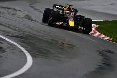 MONTREAL, QUEBEC - JUNE 18: Max Verstappen of the Netherlands driving the (1) Oracle Red Bull Racing RB18 in the wet during final practice ahead of the F1 Grand Prix of Canada at Circuit Gilles Villeneuve on June 18, 2022 in Montreal, Quebec. (Photo by Dan Mullan/Getty Images)