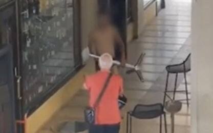 Aldo Serena ferma uomo che stava rompendo la vetrina di un bar. VIDEO
