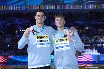 epa10026238 Silver medalist Nicolo Martinenghi (R) of Italy and bronze medalist Michael Andrew of the US pose during the awared ceremony of the  men s 50m breastroke at the 19th FINA World Championships in Budapest, Hungary, 21 June 2022.  EPA/Tibor Illyes HUNGARY OUT