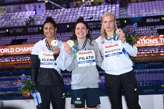 epa10024432 Silver medal winner Anna Elendt of Germany, gold medal winner Benedetta Pilato of Italy and bronze medal winner Ruta Meilutyte of Lithuania (L-R) pose during the medal ceremony of the women's 100m breaststroke of the 19th FINA World Championships in Duna Arena in Budapest, Hungary, 20 June 2022.  EPA/TIBOR ILLYES HUNGARY OUT