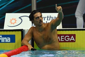 epa10024391 Thomas Ceccon of Italy celebrates his victory after the final of men's 100m backstroke of the 19th FINA World Championships in Duna Arena in Budapest, Hungary, 20 June 2022.  EPA/TIBOR ILLYES HUNGARY OUT