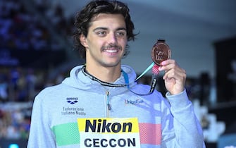 Bronze medallist Italy's Thomas Ceccon poses with their medal following the men's 50m backstroke finals during the Budapest 2022 World Aquatics Championships at Duna Arena in Budapest on June 25, 2022. (Photo by Ferenc ISZA / AFP) (Photo by FERENC ISZA/AFP via Getty Images)