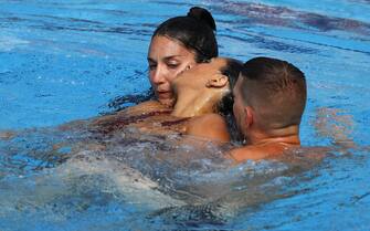 Anita Alvarez soccorsa in acqua
