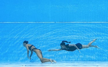 A member of Team USA (R) swims to recover USA's Anita Alvarez (L), from the bottom of the pool during an incendent in the women's solo free artistic swimming finals, during the Budapest 2022 World Aquatics Championships at the Alfred Hajos Swimming Complex in Budapest on June 22, 2022. (Photo by Oli SCARFF / AFP) (Photo by OLI SCARFF/AFP via Getty Images)