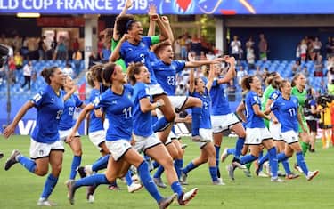 TOPSHOT - Italy's players celebrate at the end of the France 2019 Women's World Cup round of sixteen football match between Italy and China, on June 25, 2019, at La Mosson stadium in Montpellier, south western France. (Photo by Pascal GUYOT / AFP)        (Photo credit should read PASCAL GUYOT/AFP via Getty Images)