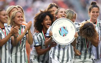 TURIN, ITALY - MAY 16: The Juventus Women's team celebrate with the league trophy prior to kick off in the Serie A match between Juventus and SS Lazio at Allianz Stadium on May 16, 2022 in Turin, Italy. (Photo by Jonathan Moscrop/Getty Images)