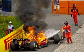 Formula 1 BWT Austrian Grand Prix 2022
 , im Bild
Carlos Sainz Jr. (ESP), Scuderia Ferrari steigt aus seinem brennenden Ferrari aus.