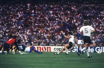 Alessandro Altobelli of Italy scores his team third goal during the World Cup Spain 1982 match between Italy and Germany at Stadio Santiago Bernabeu on July 11, 1982  in Madrid , Spain. (Photo by Alessandro Sabattini/Getty Images)