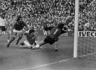 Paolo Rossi segna il gol del vantaggio contro la Germania nella finale mondiale del 1982.  ANSA/PIGNATIELLO-ARCHIVIO