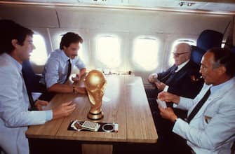 Enzo Bearzot gioca a carte con il presidente della Repubblica, Sandro Pertini, ed i giocatori Dino Zoff e Franco Causio nell'aereo che trasporta gli Azzurri in Italia dopo la vittoria nella finale della Coppa del Mondo, in una immagine del 12 luglio 1982.
ANSA