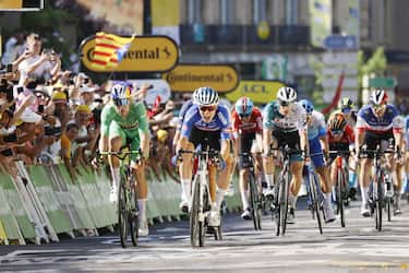 epa10076139 Belgium rider Jasper Philipsen (2-L) of Alpecin Deceuninck crosses the finish line before the Green Jersey Belgium rider Wout Van Aert (L) of Jumbo Visma to win the 15th stage of the Tour de France 2022 over 202.5km from Rodez to Carcassonne, France, 17 July 2022.  EPA/YOAN VALAT