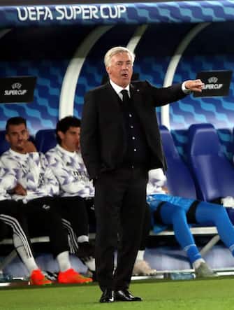 epa10114806 Headcoach Carlo Ancelotti of Real Madrid during the UEFA Super Cup soccer match between Real Madrid and Eintracht Frankfurt at the Olympic Stadium in Helsinki, Finland, 10 August 2022.  EPA/Petteri Paalasmaa
