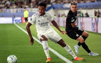 epa10114708 Eder Militao of Real Madrid (L) and Rafael Borre of Eintracht Frankfurt in action during the UEFA Super Cup soccer match between Real Madrid and Eintracht Frankfurt at the Olympic Stadium in Helsinki, Finland, 10 August 2022.  EPA/Petteri Paalasmaa
