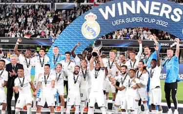 epa10114924 Karim Benzema of Real Madrid (C) lifts the trophy as players celebrate after winning the UEFA Super Cup soccer match between Real Madrid and Eintracht Frankfurt at the Olympic Stadium in Helsinki, Finland, 10 August 2022.  EPA/Petteri Paalasmaa