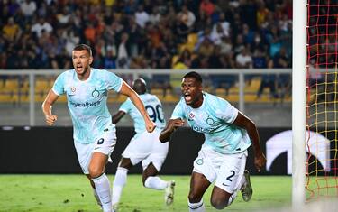 Inter Milan's Dutch midfielder Denzel Dumfries (R) celebrates after scoring during the Italian Serie A football match between Lecce and Inter on August 13, 2022 at the Via del Mare Ettore-Giardiniero stadium in Lecce. (Photo by Vincenzo PINTO / AFP) (Photo by VINCENZO PINTO/AFP via Getty Images)