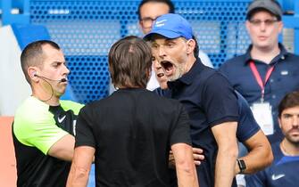 LONDON, ENGLAND - AUGUST 14: Head Coachs' Antonio Conte of Tottenham Hotspur and Thomas Tuchel of Chelsea square up to each other after Pierre-Emile Hojbjerg of Tottenham Hotspur scores a goal to make it 1-1 during the Premier League match between Chelsea FC and Tottenham Hotspur at Stamford Bridge on August 14, 2022 in London, England. (Photo by Robin Jones/Getty Images)