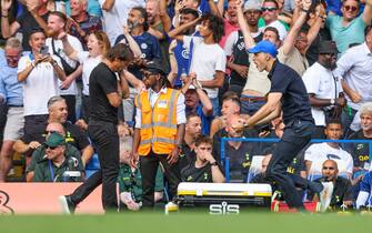 LONDON, ENGLAND - AUGUST 14: Head Coach Thomas Tuchel runs past Head Coach Antonio Conte of Tottenham Hotspur celebrating after Reece James of Chelsea scores a goal to make it 2-1 during the Premier League match between Chelsea FC and Tottenham Hotspur at Stamford Bridge on August 14, 2022 in London, England. (Photo by Robin Jones/Getty Images)