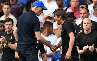 Tottenham Hotspur's Italian head coach Antonio Conte (R) and Chelsea's German head coach Thomas Tuchel (L) shake hands then clash after the English Premier League football match between Chelsea and Tottenham Hotspur at Stamford Bridge in London on August 14, 2022. - The game finished 2-2. - RESTRICTED TO EDITORIAL USE. No use with unauthorized audio, video, data, fixture lists, club/league logos or 'live' services. Online in-match use limited to 120 images. An additional 40 images may be used in extra time. No video emulation. Social media in-match use limited to 120 images. An additional 40 images may be used in extra time. No use in betting publications, games or single club/league/player publications. (Photo by Glyn KIRK / AFP) / RESTRICTED TO EDITORIAL USE. No use with unauthorized audio, video, data, fixture lists, club/league logos or 'live' services. Online in-match use limited to 120 images. An additional 40 images may be used in extra time. No video emulation. Social media in-match use limited to 120 images. An additional 40 images may be used in extra time. No use in betting publications, games or single club/league/player publications. / RESTRICTED TO EDITORIAL USE. No use with unauthorized audio, video, data, fixture lists, club/league logos or 'live' services. Online in-match use limited to 120 images. An additional 40 images may be used in extra time. No video emulation. Social media in-match use limited to 120 images. An additional 40 images may be used in extra time. No use in betting publications, games or single club/league/player publications. (Photo by GLYN KIRK/AFP via Getty Images)
