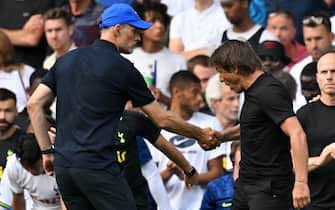 Tottenham Hotspur's Italian head coach Antonio Conte (R) and Chelsea's German head coach Thomas Tuchel (L) shake hands then clash after the English Premier League football match between Chelsea and Tottenham Hotspur at Stamford Bridge in London on August 14, 2022. - The game finished 2-2. - RESTRICTED TO EDITORIAL USE. No use with unauthorized audio, video, data, fixture lists, club/league logos or 'live' services. Online in-match use limited to 120 images. An additional 40 images may be used in extra time. No video emulation. Social media in-match use limited to 120 images. An additional 40 images may be used in extra time. No use in betting publications, games or single club/league/player publications. (Photo by Glyn KIRK / AFP) / RESTRICTED TO EDITORIAL USE. No use with unauthorized audio, video, data, fixture lists, club/league logos or 'live' services. Online in-match use limited to 120 images. An additional 40 images may be used in extra time. No video emulation. Social media in-match use limited to 120 images. An additional 40 images may be used in extra time. No use in betting publications, games or single club/league/player publications. / RESTRICTED TO EDITORIAL USE. No use with unauthorized audio, video, data, fixture lists, club/league logos or 'live' services. Online in-match use limited to 120 images. An additional 40 images may be used in extra time. No video emulation. Social media in-match use limited to 120 images. An additional 40 images may be used in extra time. No use in betting publications, games or single club/league/player publications. (Photo by GLYN KIRK/AFP via Getty Images)
