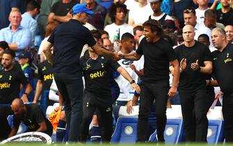 LONDON, ENGLAND - AUGUST 14: Chelsea manager Thomas Tuchel shakes hands with Tottenham Hotspur manager Antonio Conte at full-time following the Premier League match between Chelsea FC and Tottenham Hotspur at Stamford Bridge on August 14, 2022 in London, England. (Photo by Chris Brunskill/Fantasista/Getty Images)